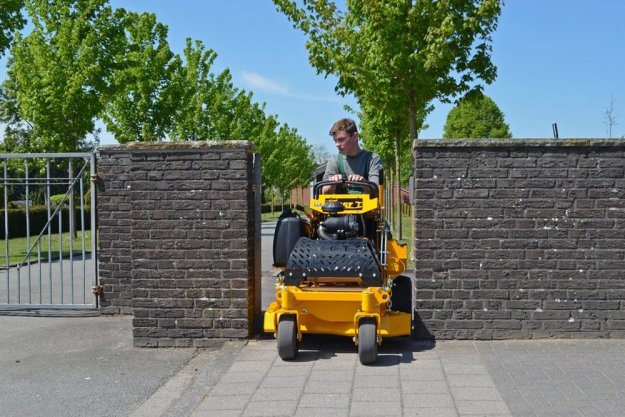 Mit nur 93 cm Durchfahrbreite kommt der Sport I 36 selbst durch Tore und Türen (hier Einsatz Friedhof)